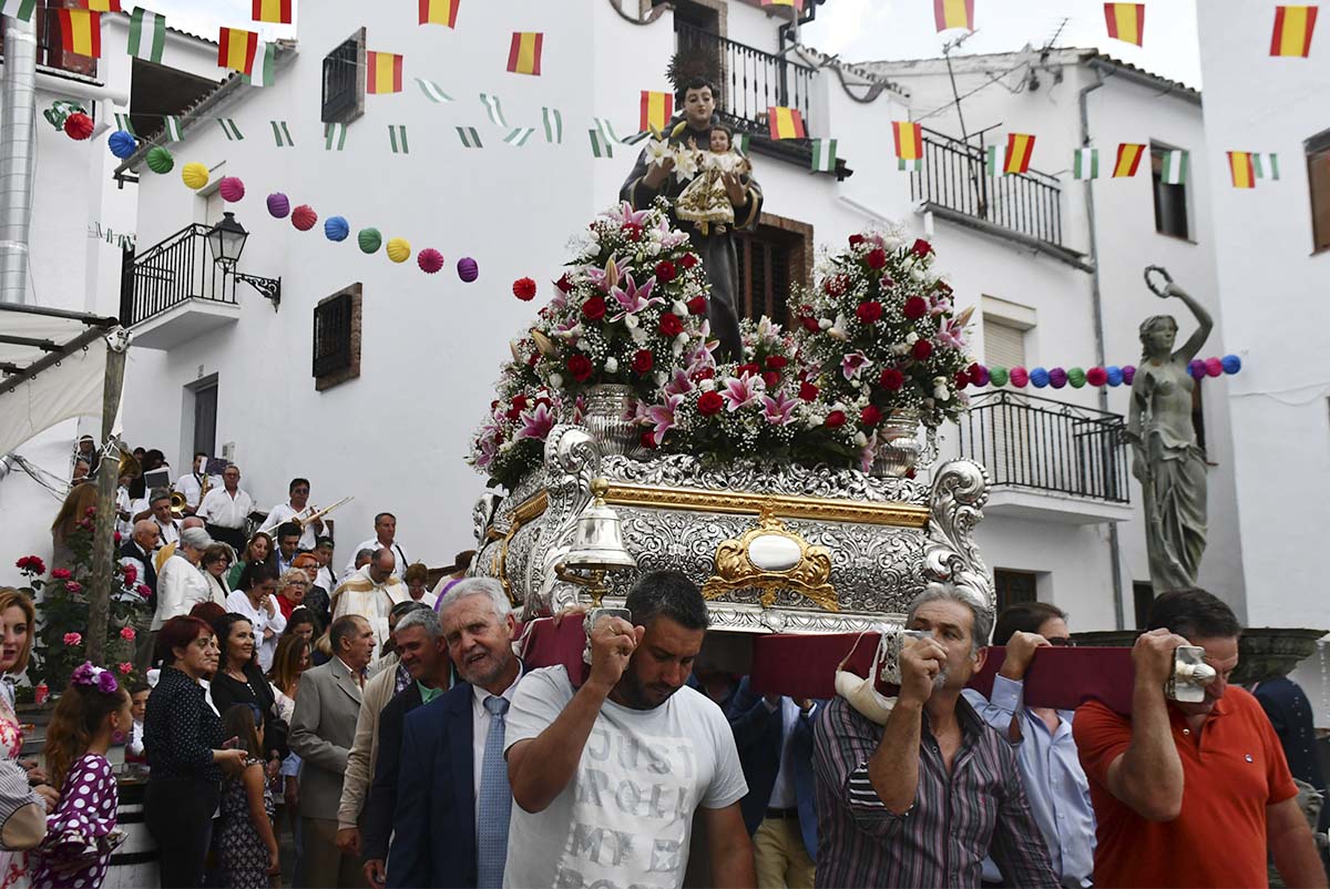 Los vecinos procesionaron a San Antonio en el día de su festividad.