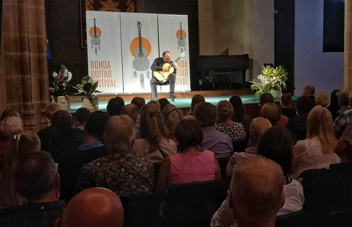 Un numeroso público siguió con atención la magnífica actuación de este guitarrista. Foto Roberto 82.