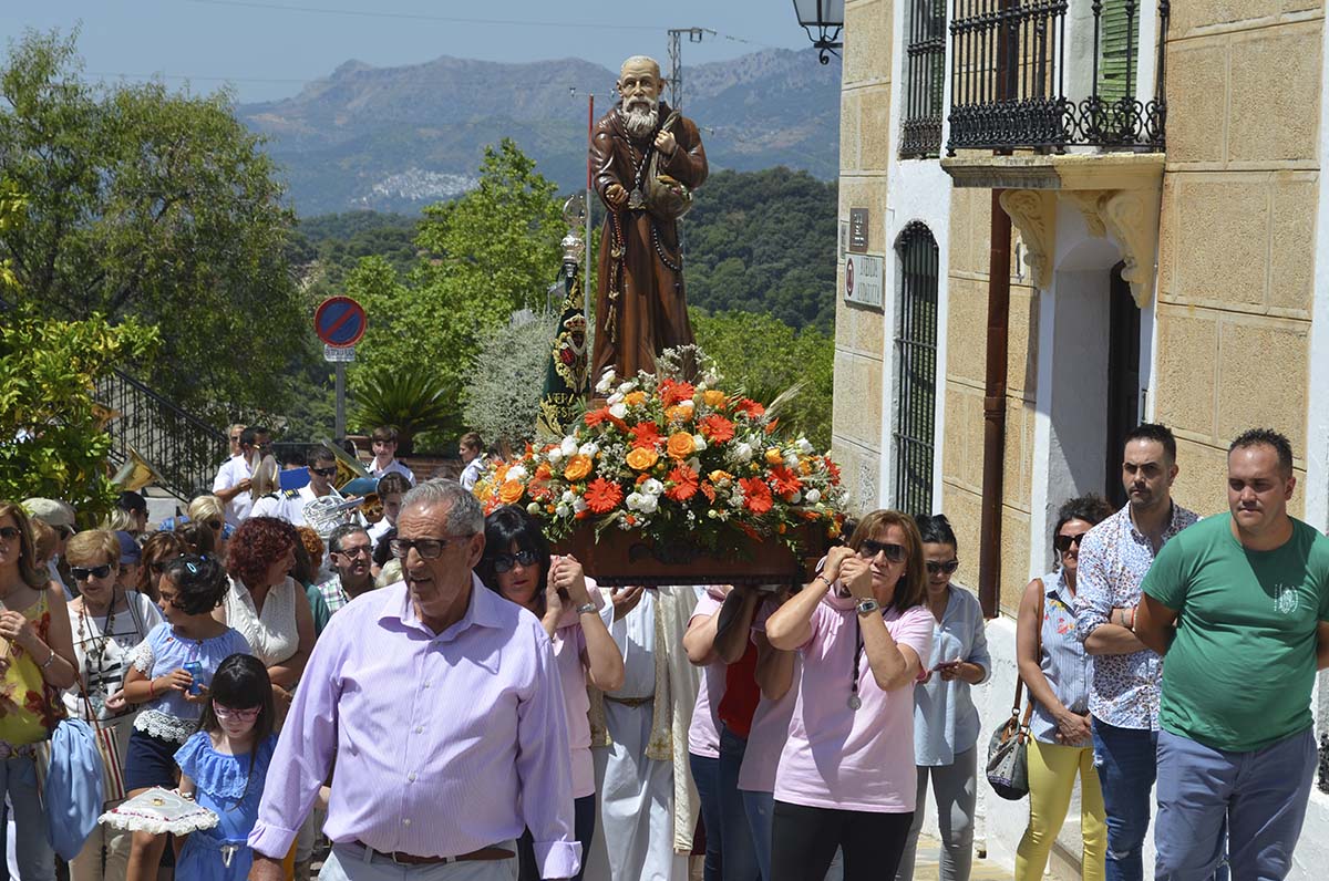 Numerosas personas acompañaron la imagen de Fray Leopoldo.