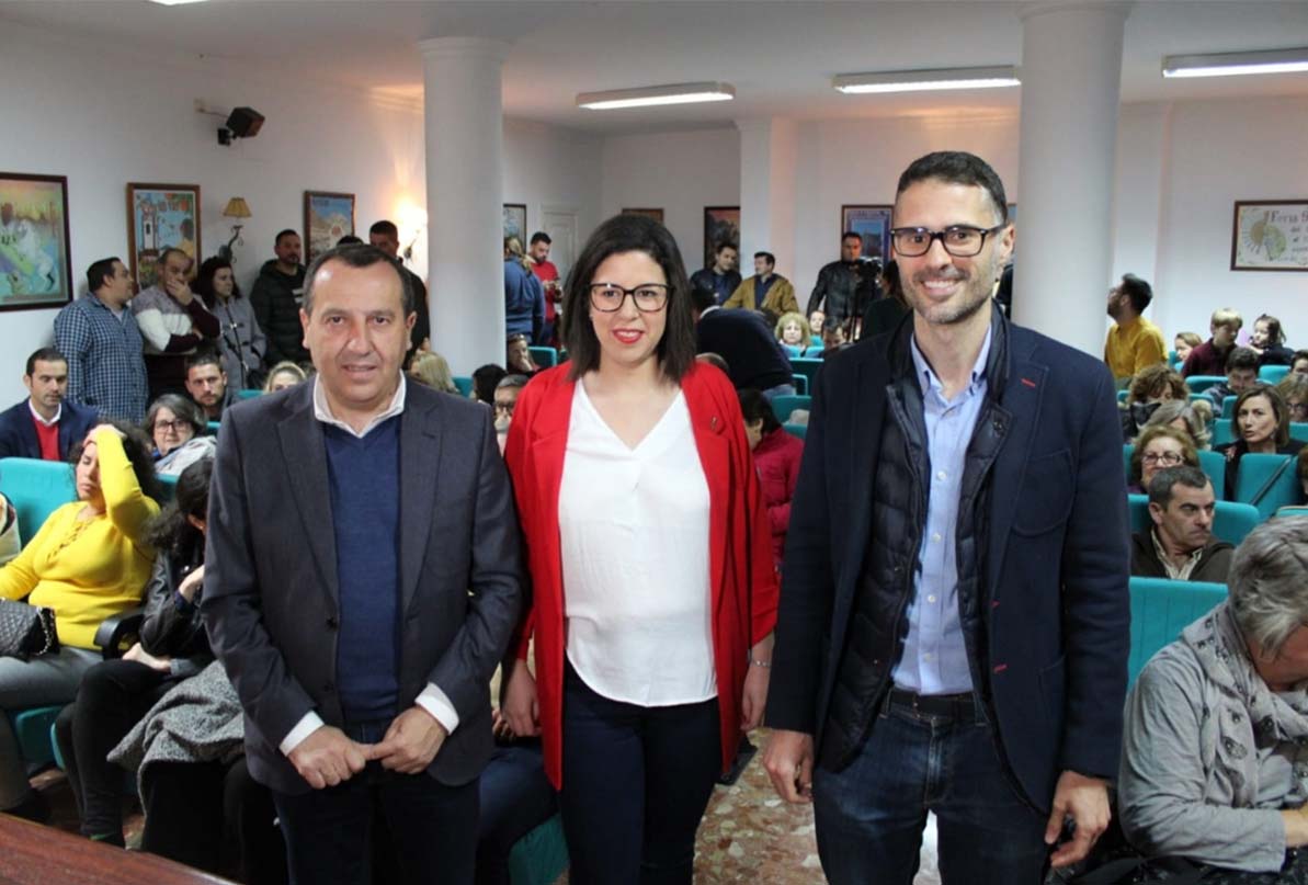 Gema Ruiz junto al secretario provincial del PSOE de Málaga, José Luis Ruiz Espejo.