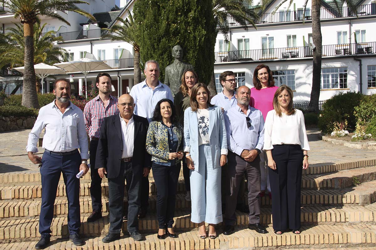 La mayoría de los concejales del nuevo Gobierno municipal tras la firma del acuerdo firmado en el Hotel Catalonia Reina Victoria.