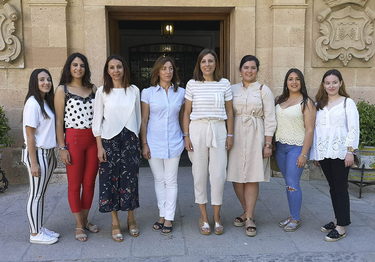 La alcaldesa, la concejal d Fiestas, la presidenta y las Damas Goyescas.