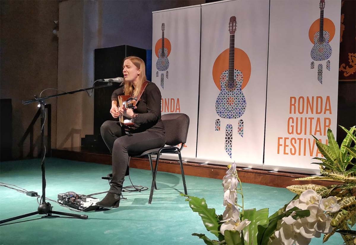 La cantante y compositora alemana Jule Malischke se ganó al público con su actuación .Foto Roberto 82.