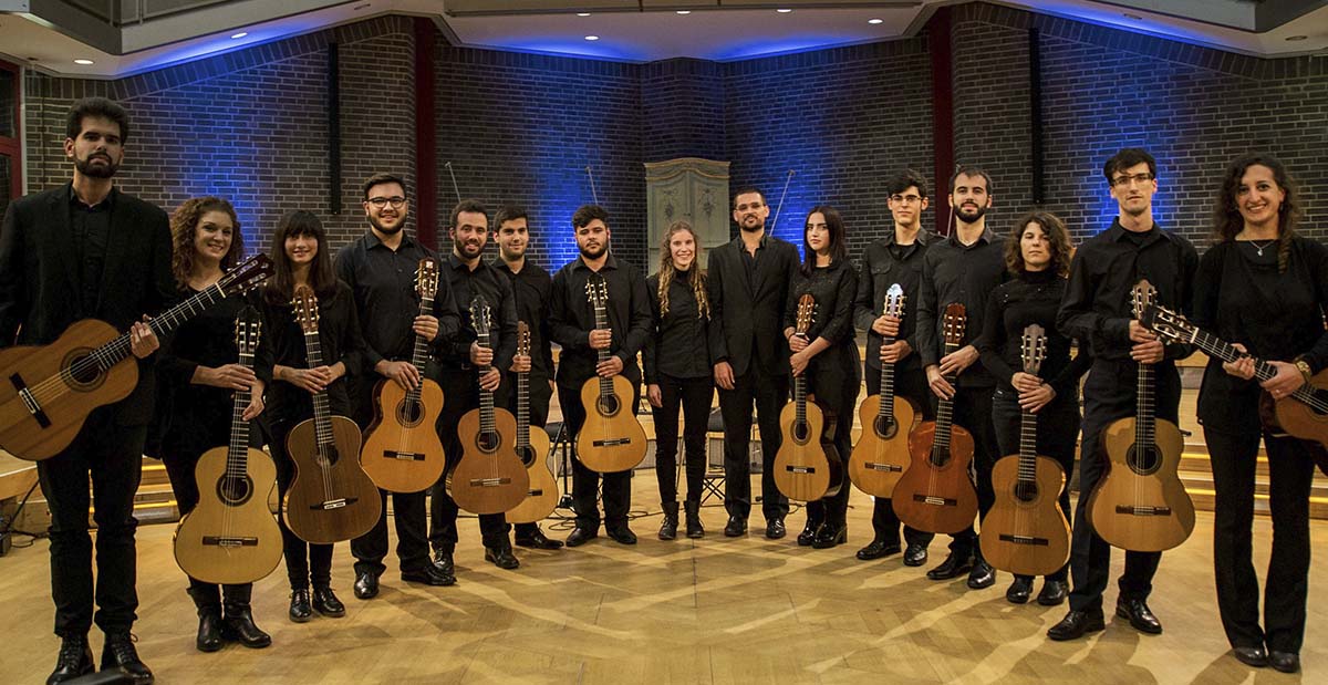 Imagen de grupo de los componentes de la Orquesta de Guitarras de Málaga.