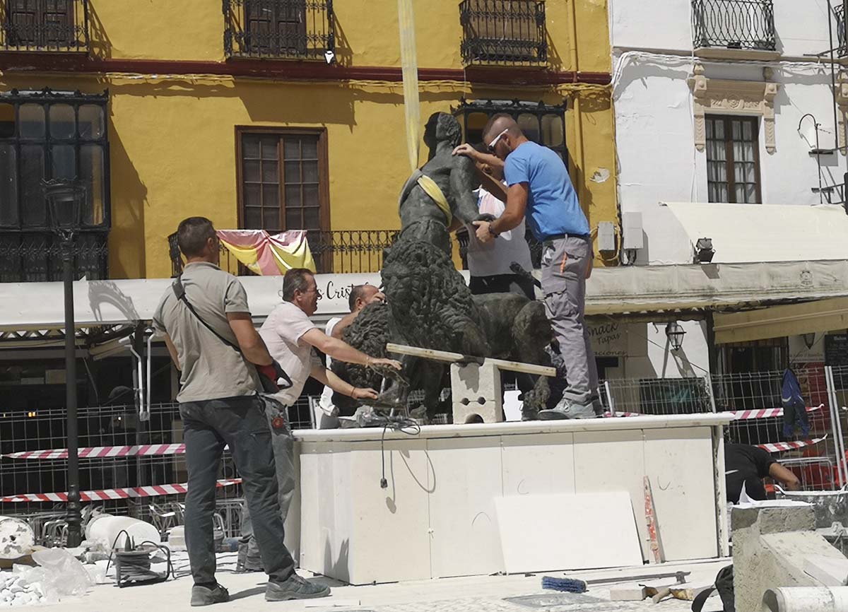 Operarios colocan a Hércules en su nueva ubicación de la plaza del Socorro.