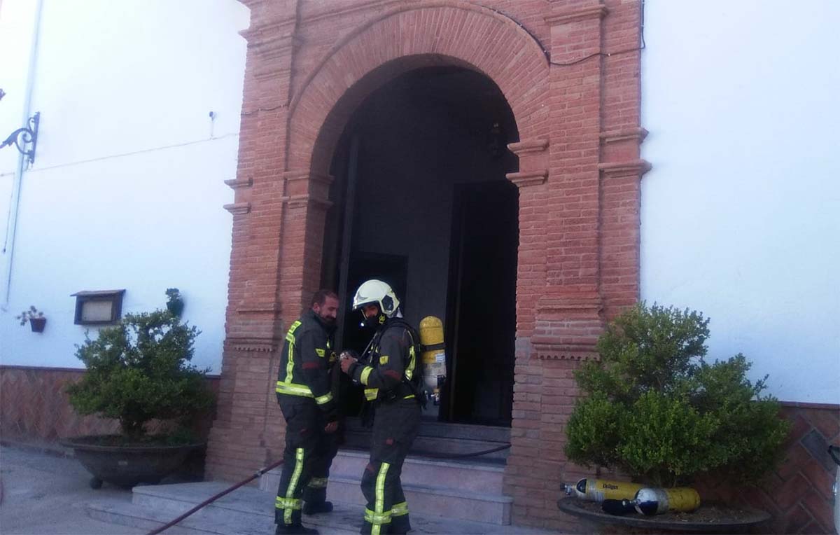Los bomberos han actuado rápidamente para apagar el incendio en la iglesia. Foto Diario Ronda.