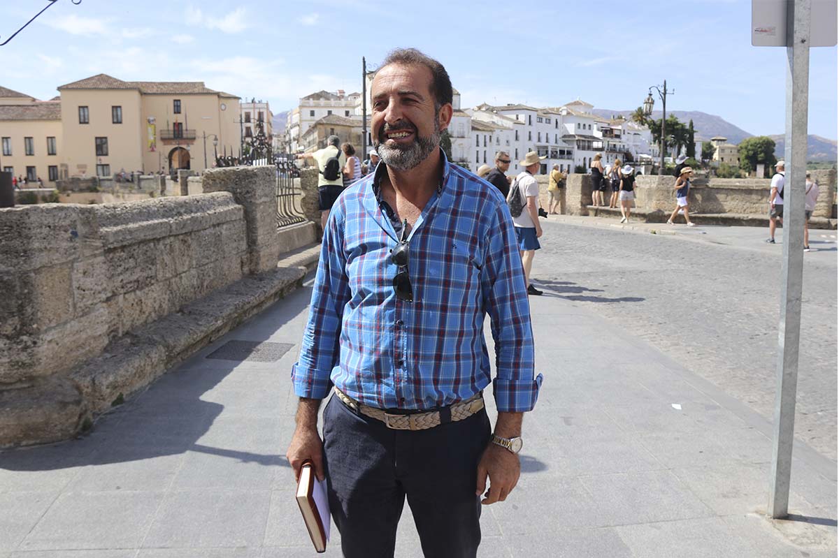 El edil de Tráfico, Juan Carlos González, ha ofrecido hoy una rueda de prensa junto al Puente Nuevo.