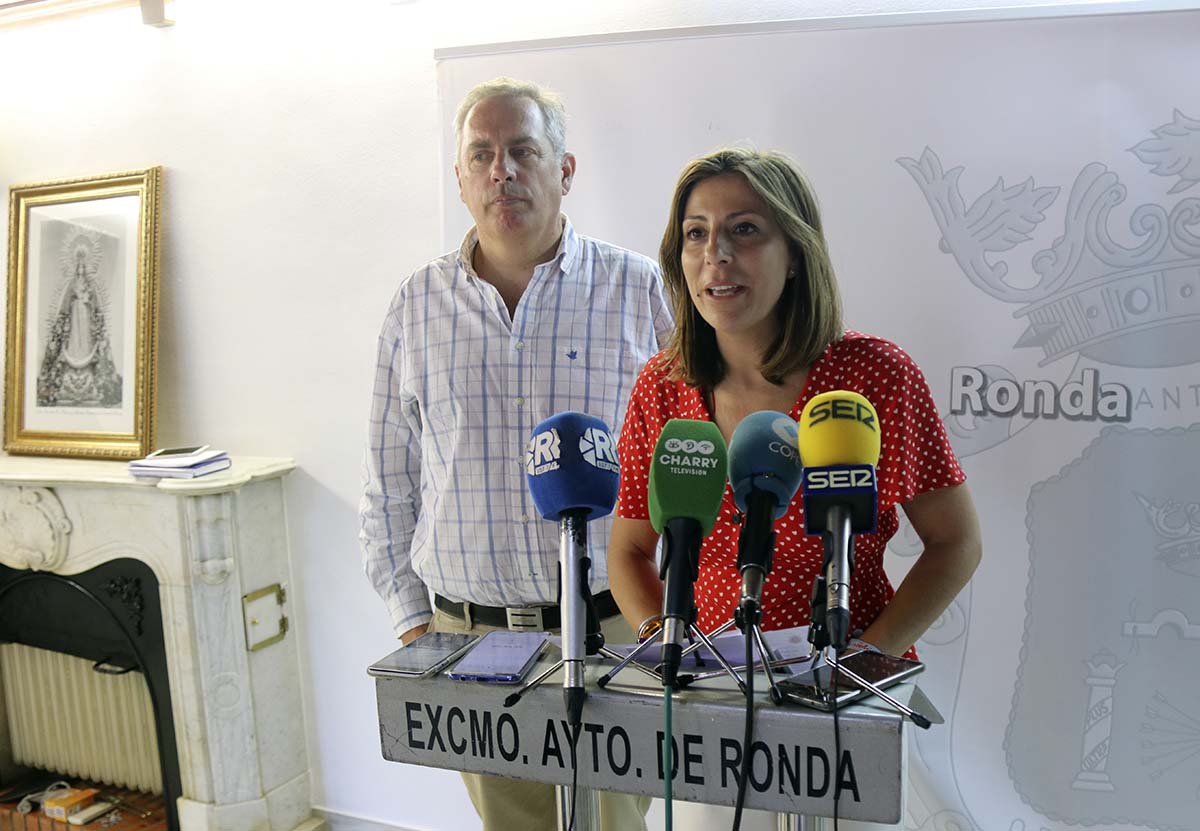 La alcaldesa, Maripaz Fernández, junto al concejal de APR, Carlos Mirasol.