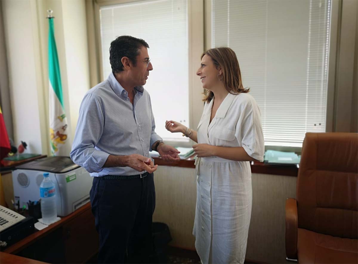La alcaldesa en un momento de la reunión con el delegado territorial de Desarrollo Sostenible.