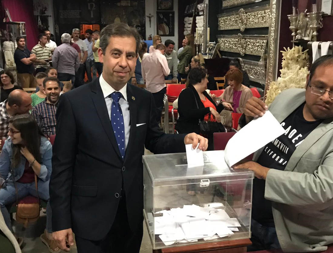 El nuevo hermano mayor de El Huerto, Francisco Pérez en el momento de la votación.