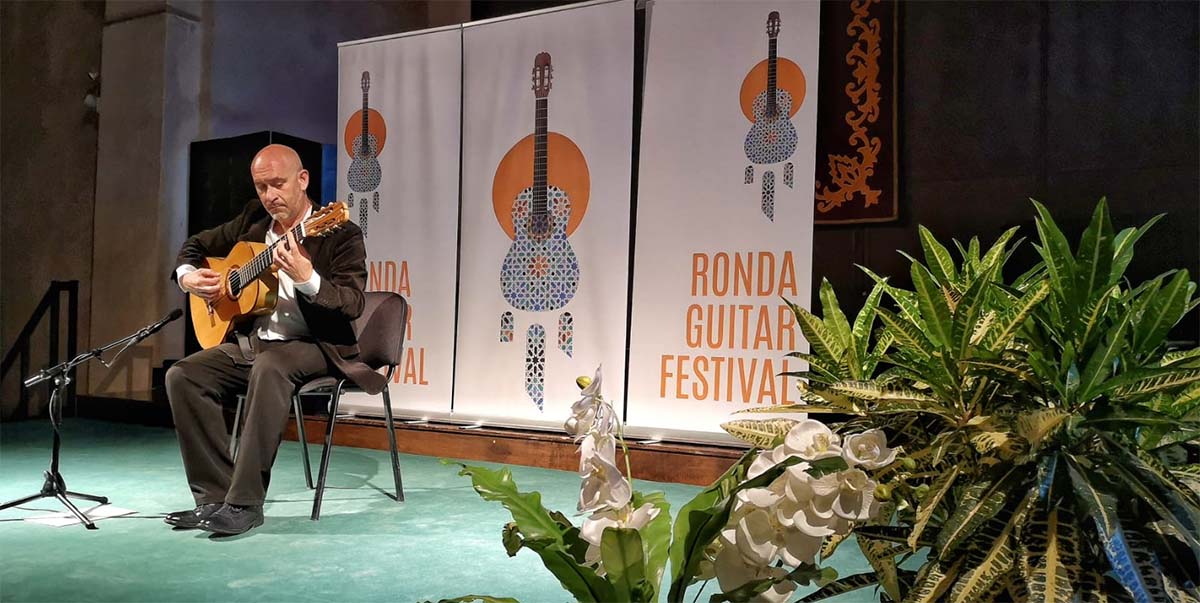El guitarrista Paco Seco en un momento de su actuación en este certamen. Foto Roberto 82.