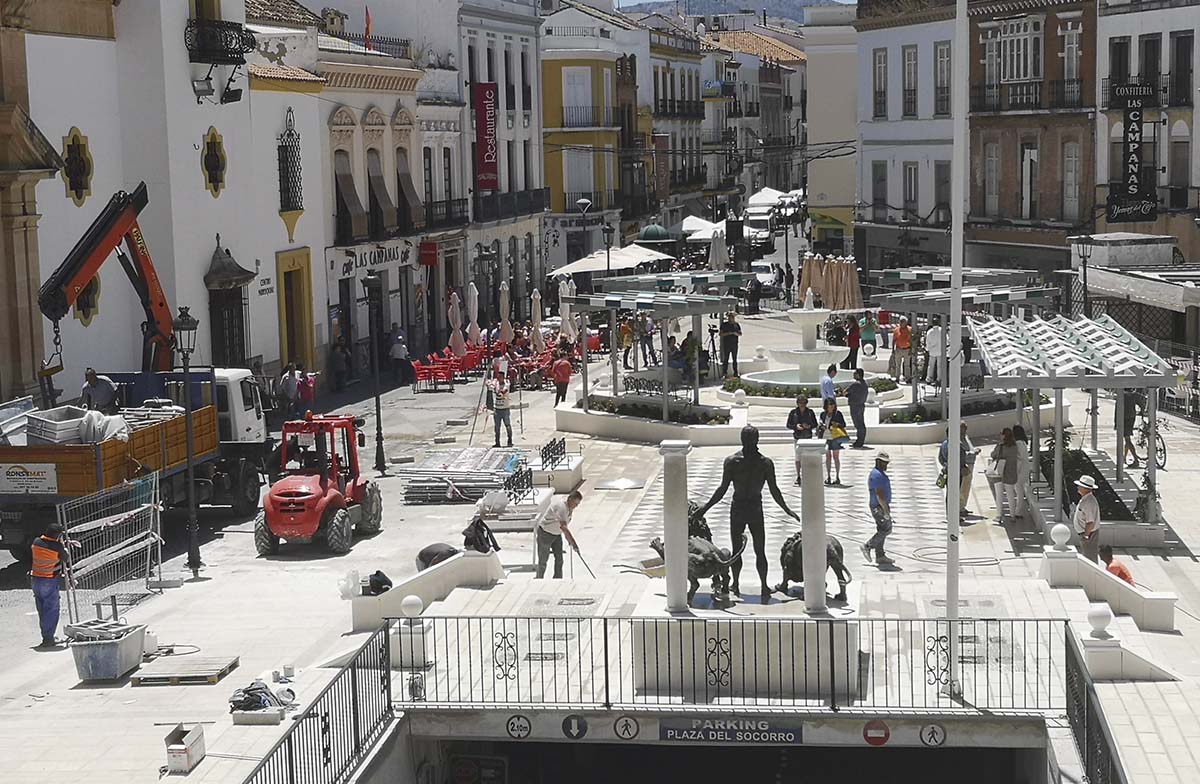 Esta céntrica plaza se ha abierto al paso cuando aún estaban las máquinas y los obreros trabajando.