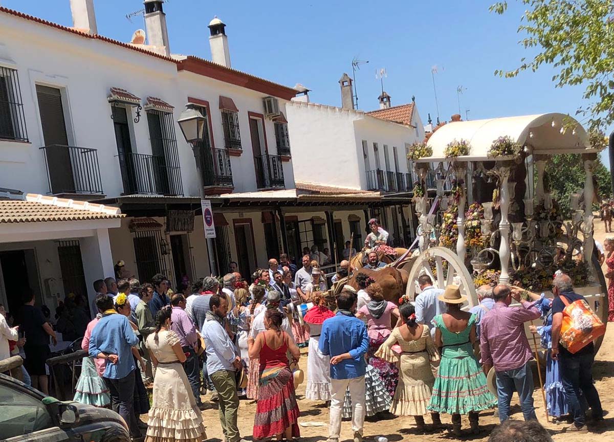 Los rocieros rondeños en su Casa de Hermandad tras hacer su entrada en la aldea almonteña.