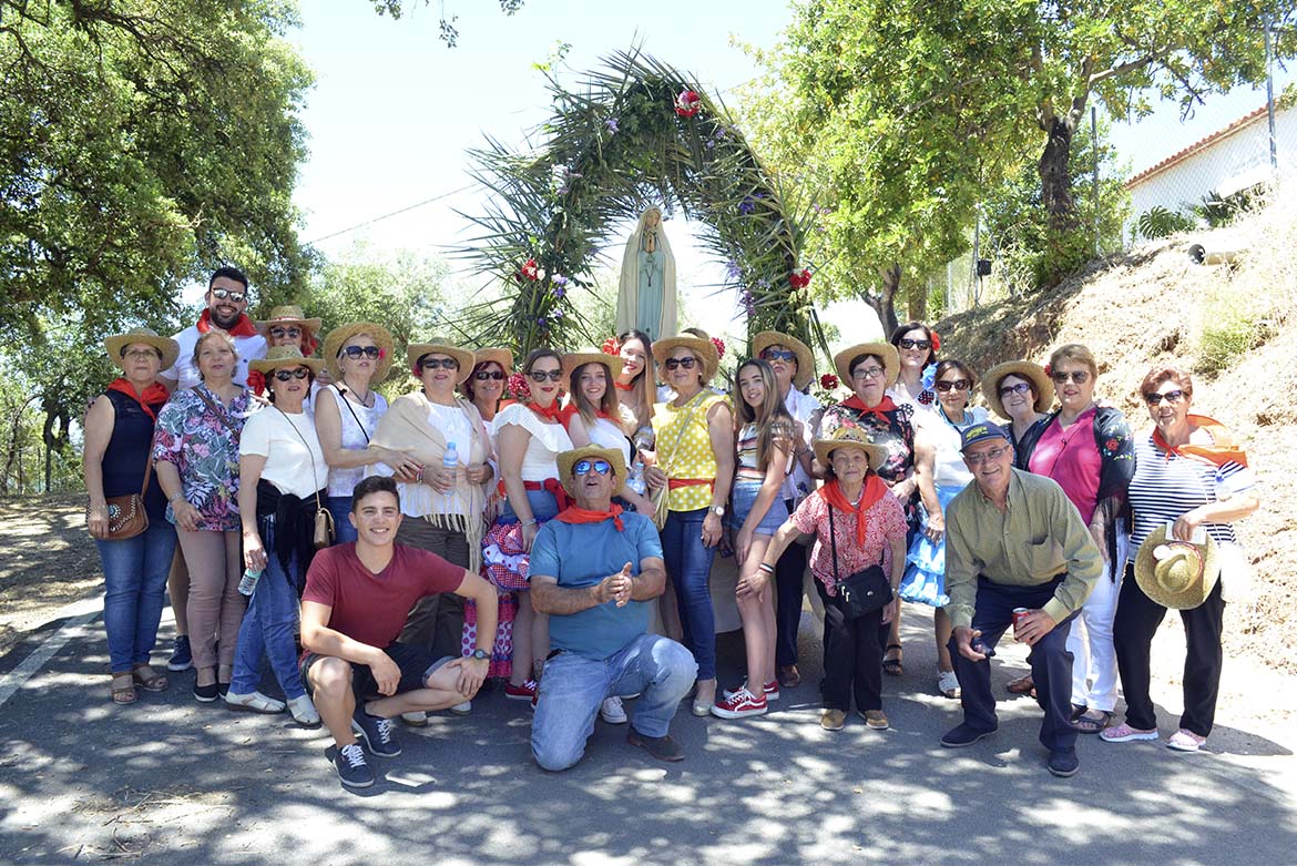 Un grupo de romeros junto a la imagen de la Virgen de Fátima.