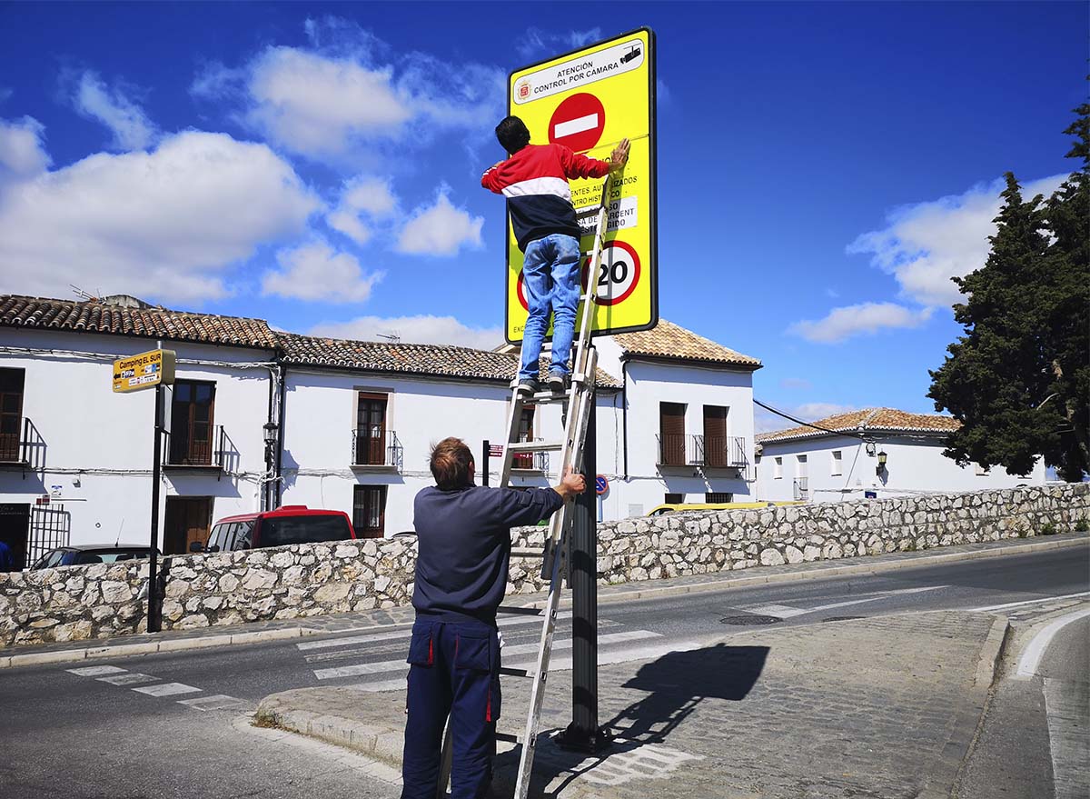 Operarios municipales realizan los preparativos para retirar este sábado las señales que prohíben circular por el Puente Nuevo