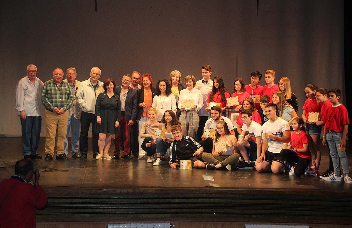 Los organizadores y los grupos participantes en la gala de clausura del certamen de teatro.