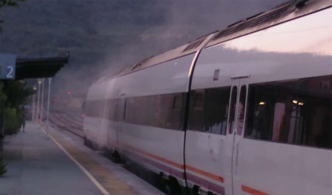 Momento en el que el tren rana se tenía que detener en Gaucín envuelto en humo.