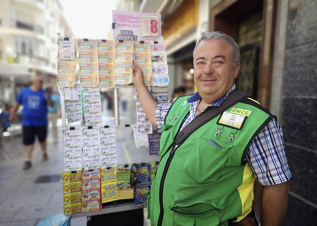Félix Morales suela situar su punto de venta en la calle Espinel, esquina con cale Sevilla.