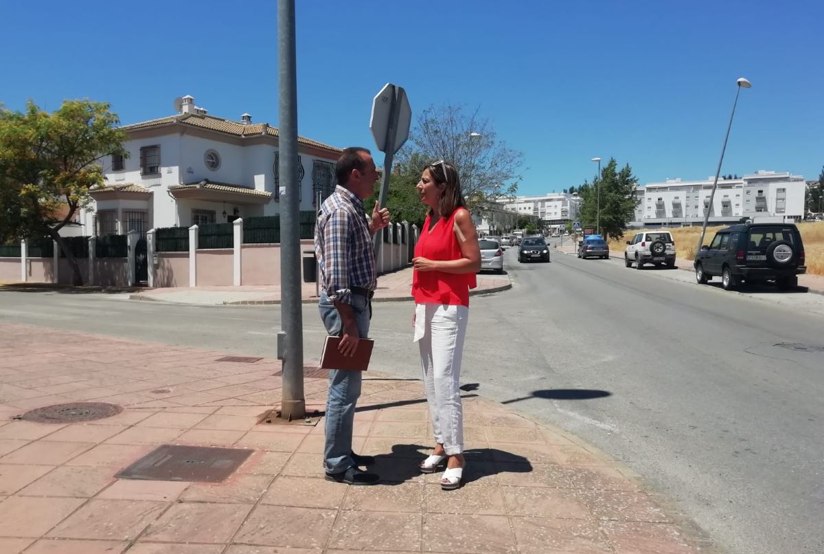 La alcaldesa y el delegado de Tráfico, en la Cruz de San Jorge.
