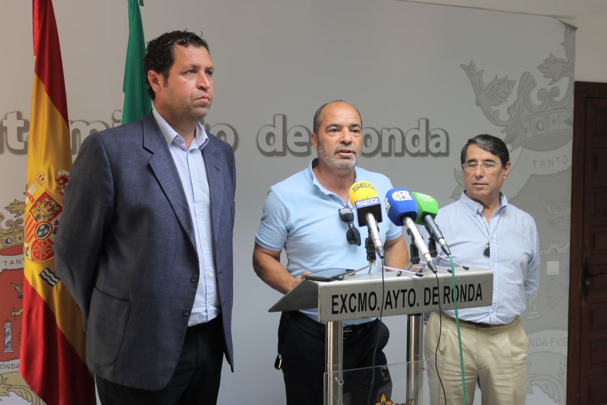 El delegado de Comercio, junto al presidente y al vicepresidente de Apymer.