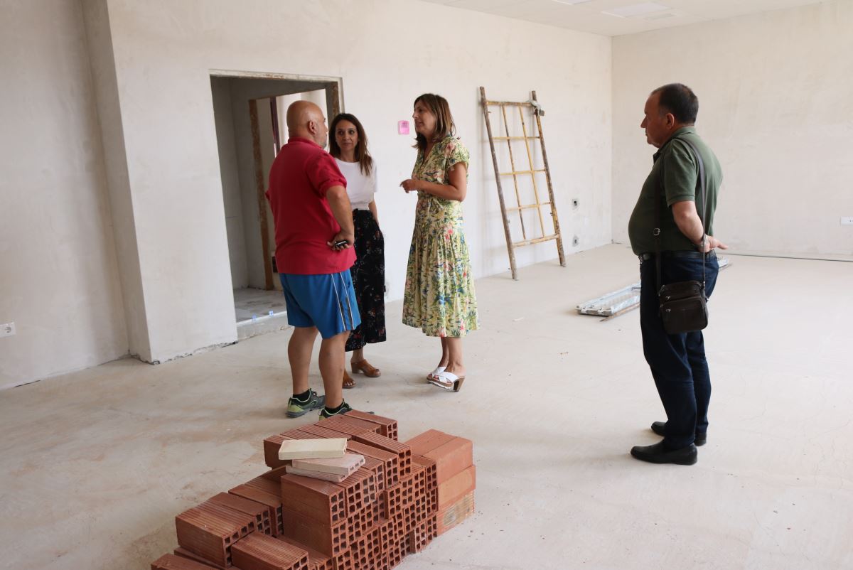 La alcaldesa, Mª Paz Fernández, ha visitado las obras junto a la delegada de Obras y responsables de la asociación de vecinos.