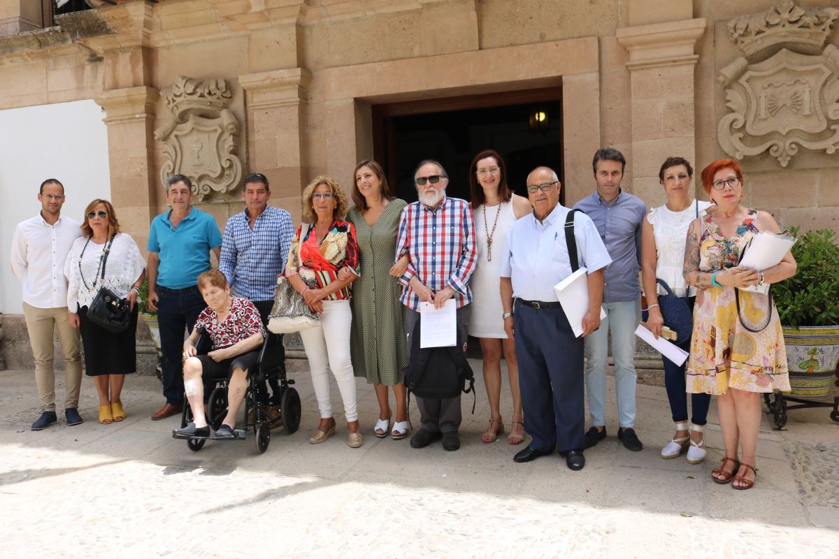 La alcaldesa y la delegada de Bienestar, con representantes de los colectivos.