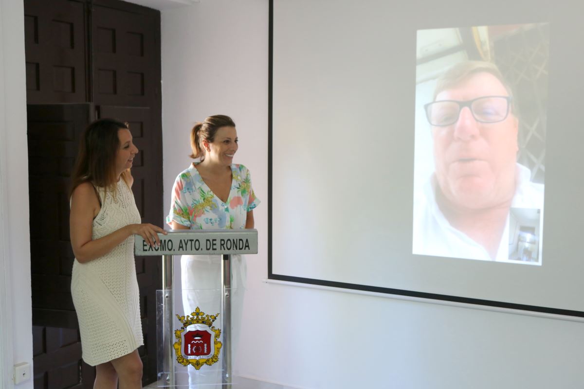 La alcaldesa y la delegada de Fiestas conversan con el pregonero por medio de una videollamada.