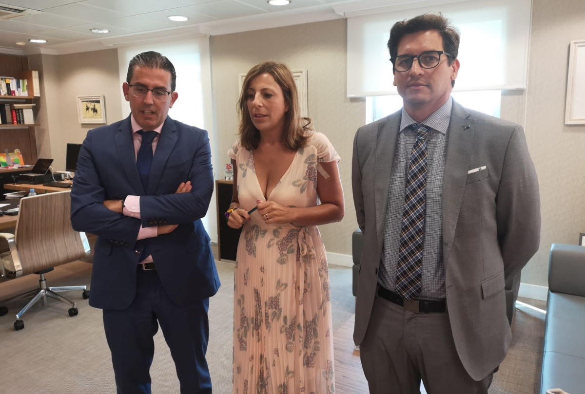 Fernández, con el director general y el responsable de Actuaciones Socioculturales de la Fundación Unicaja.