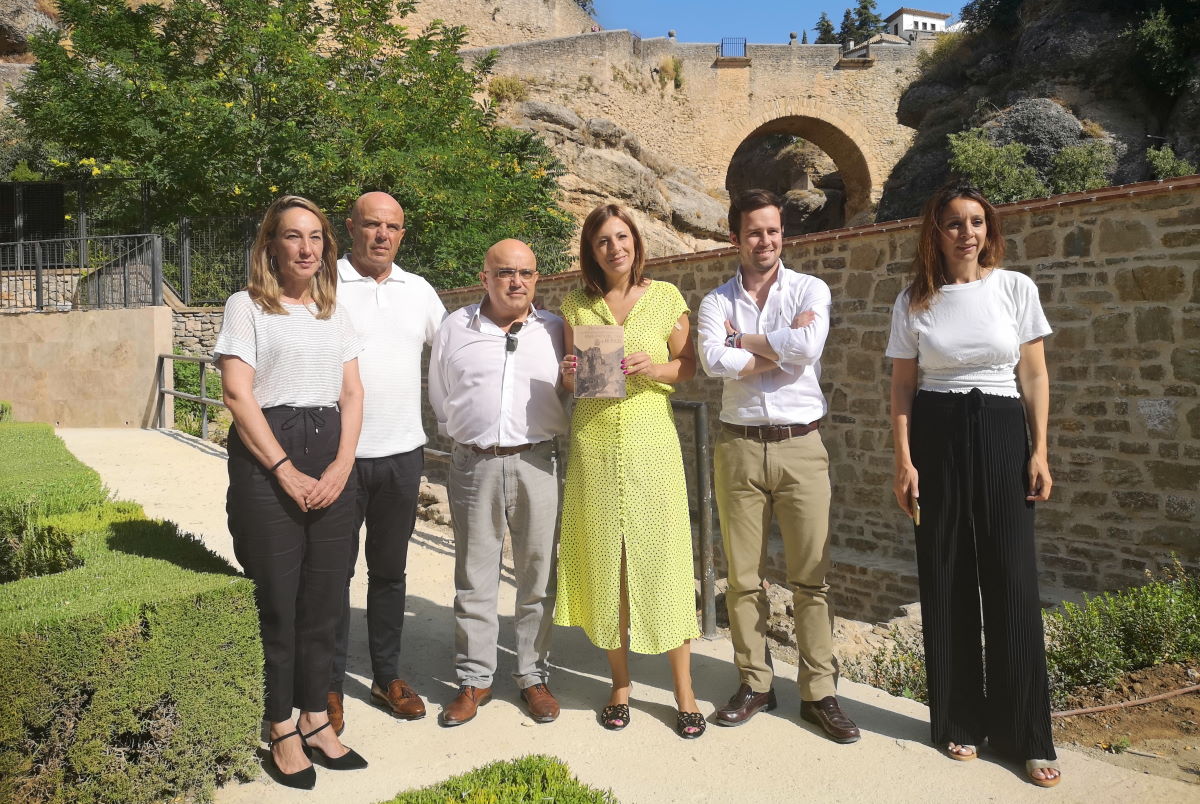 Responsables municipales y técnicos del proyecto, durante su presentación en los Baños Árabes.