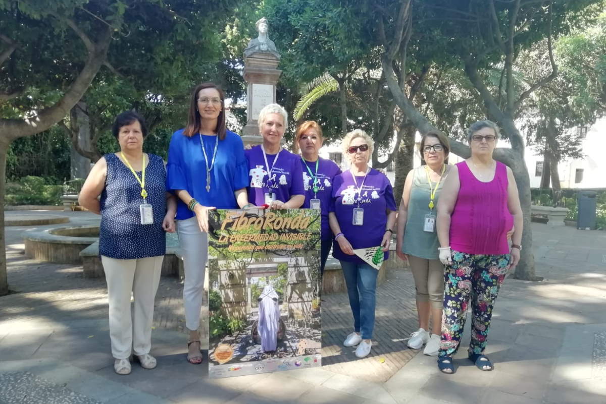 Miembros de la asociación, junto a la delegada de Bienestar Social, Cristina Durán.