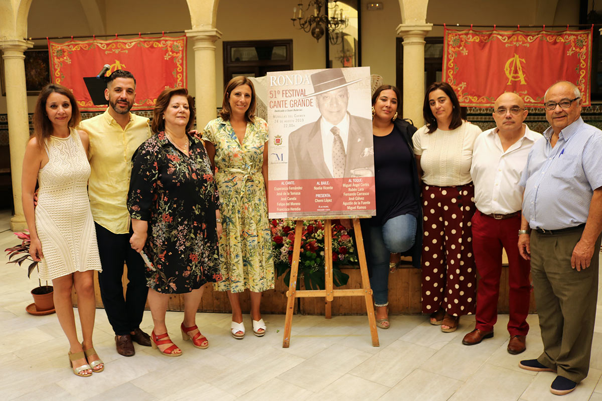 Familiares de 'Juani Bulerías' y representantes del Ayuntamiento y la Peña Flamenca, junto al cartel anunciador.