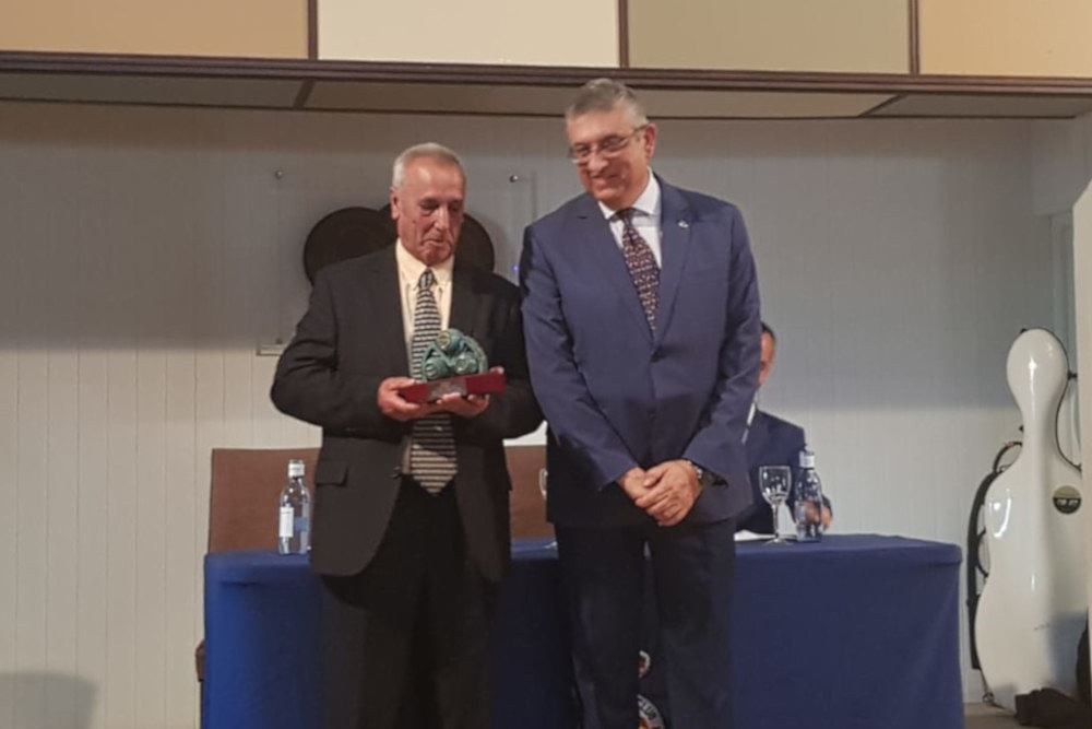 Juan Manuel Vetas, recibiendo el premio.