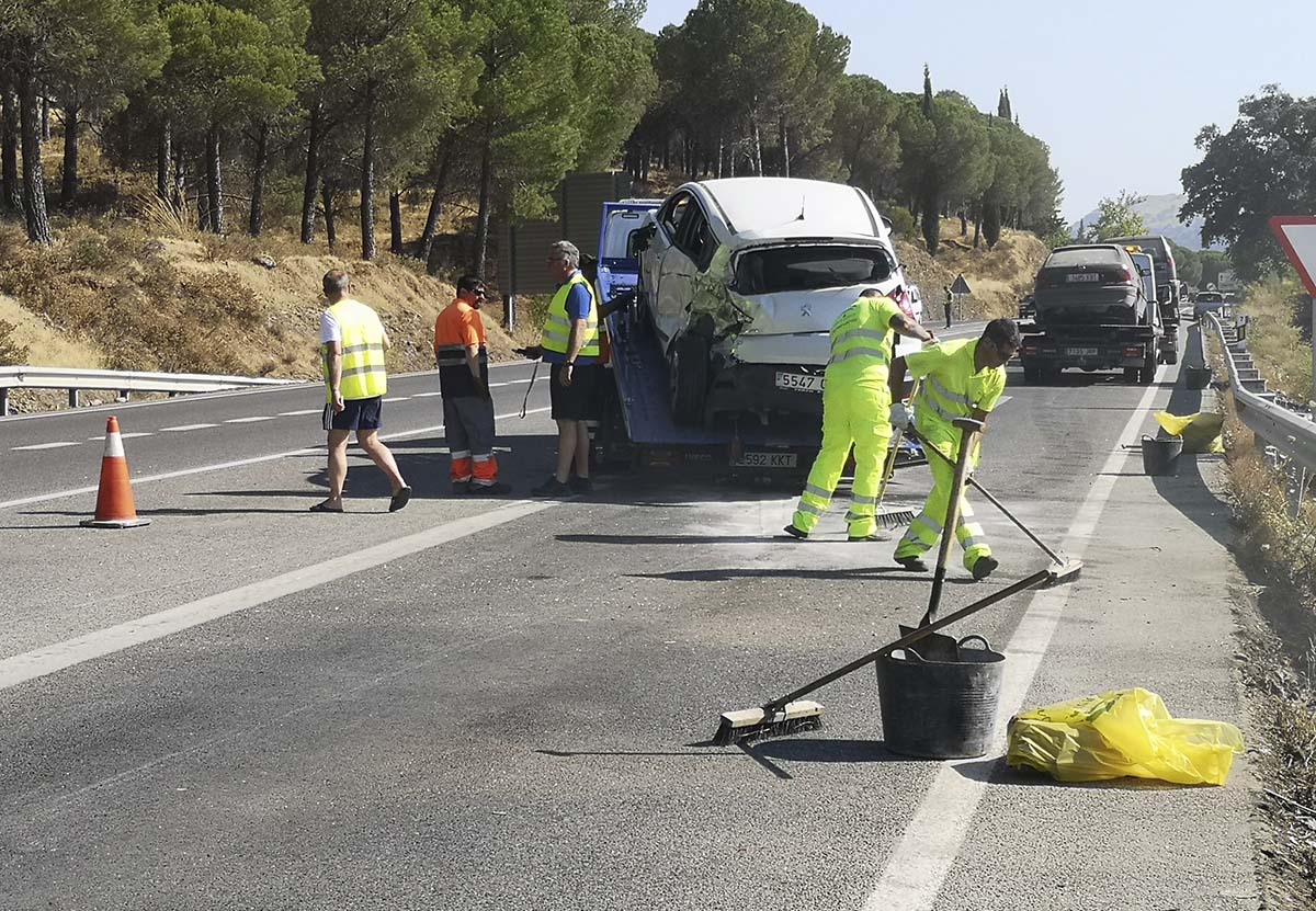 Una colisión múltiple en el cruce de la carretera de Sevilla con la de Benaoján se salda con tres heridos