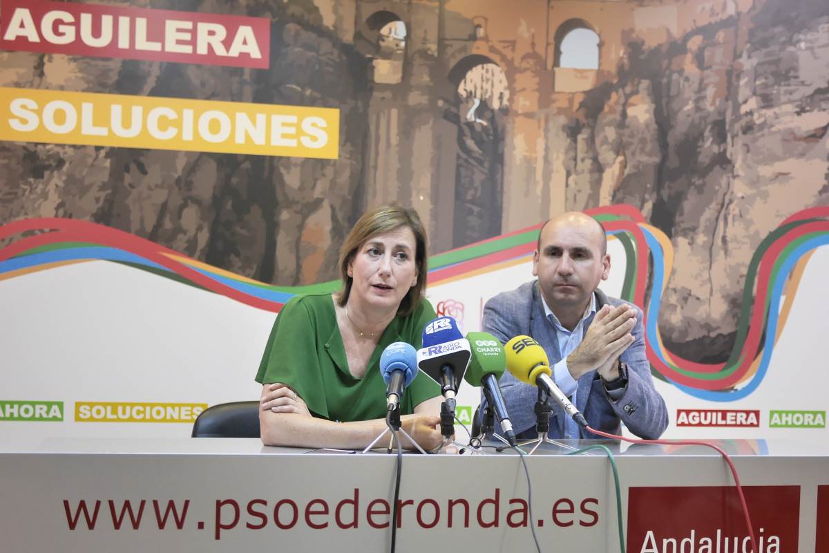 Isabel Aguilera y Francisco Conejo, en la sede del PSOE.