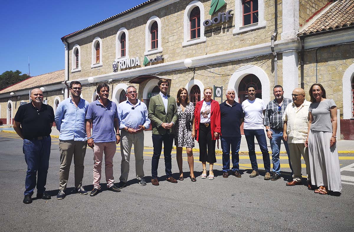 Los alcaldes del PP de la Serranía junto a los diputados nacionales por Málaga.