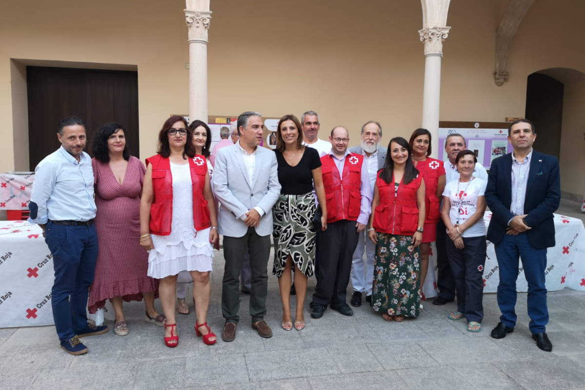 Miembros de Cruz Roja y autoridades asistentes al evento.