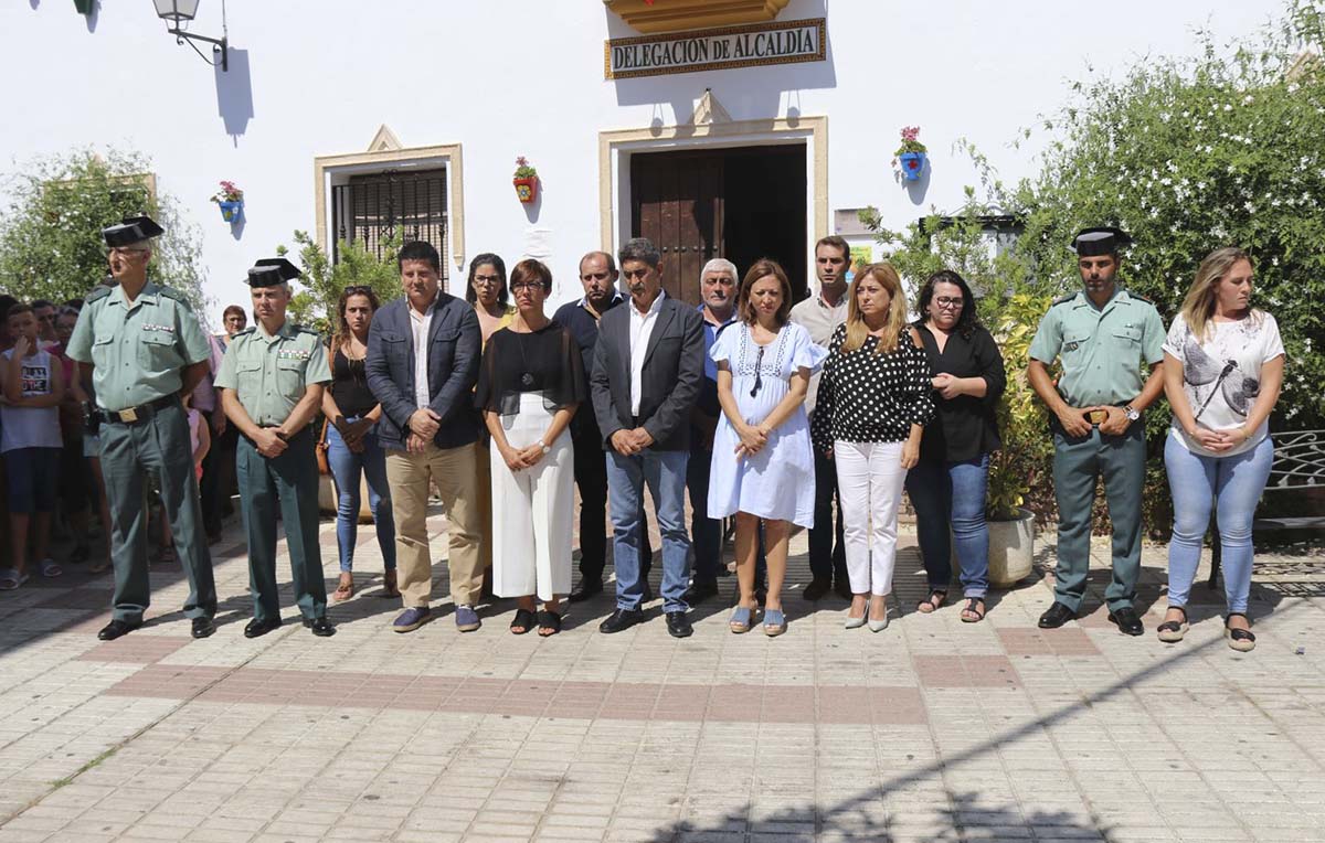 Responsables del Gobierno Central, Junta, y Diputación, entre otras instituciones, han participado en la concentración mantenida en El Colmenar.