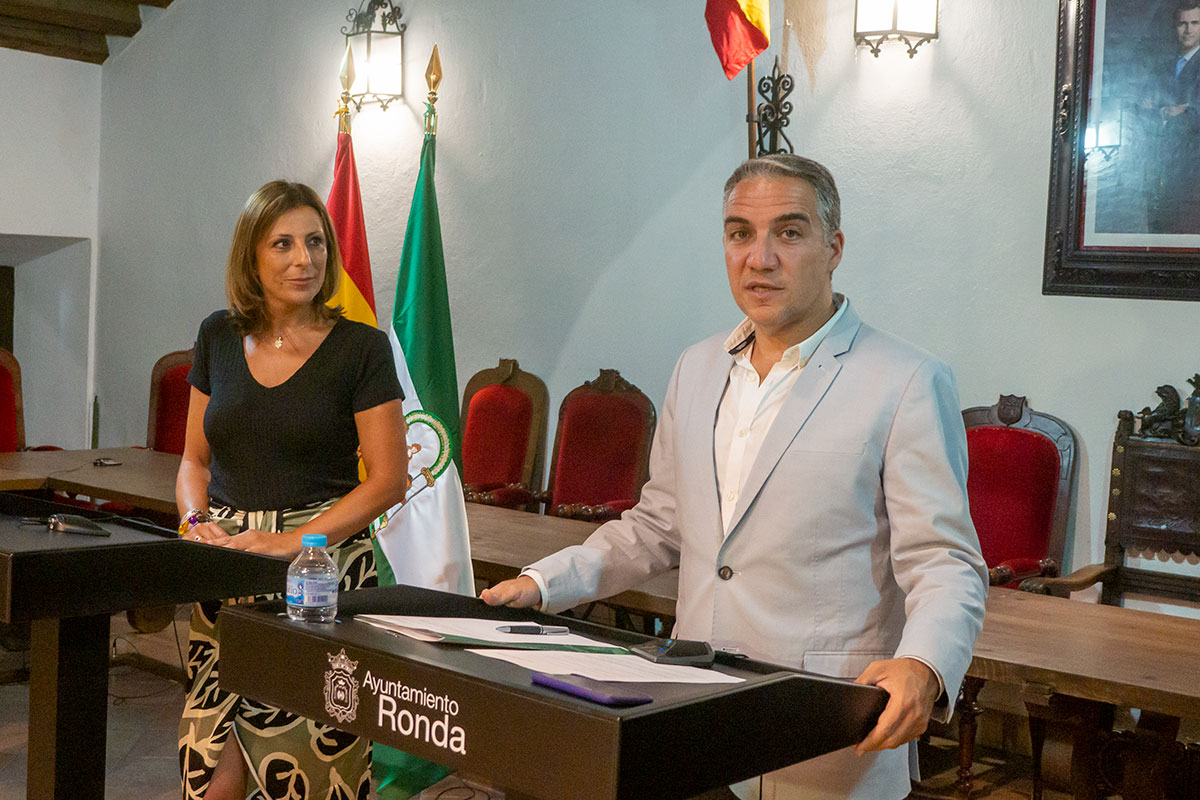 Elías Bendodo y Mª Paz Fernández, en su comparecencia ante los medios.