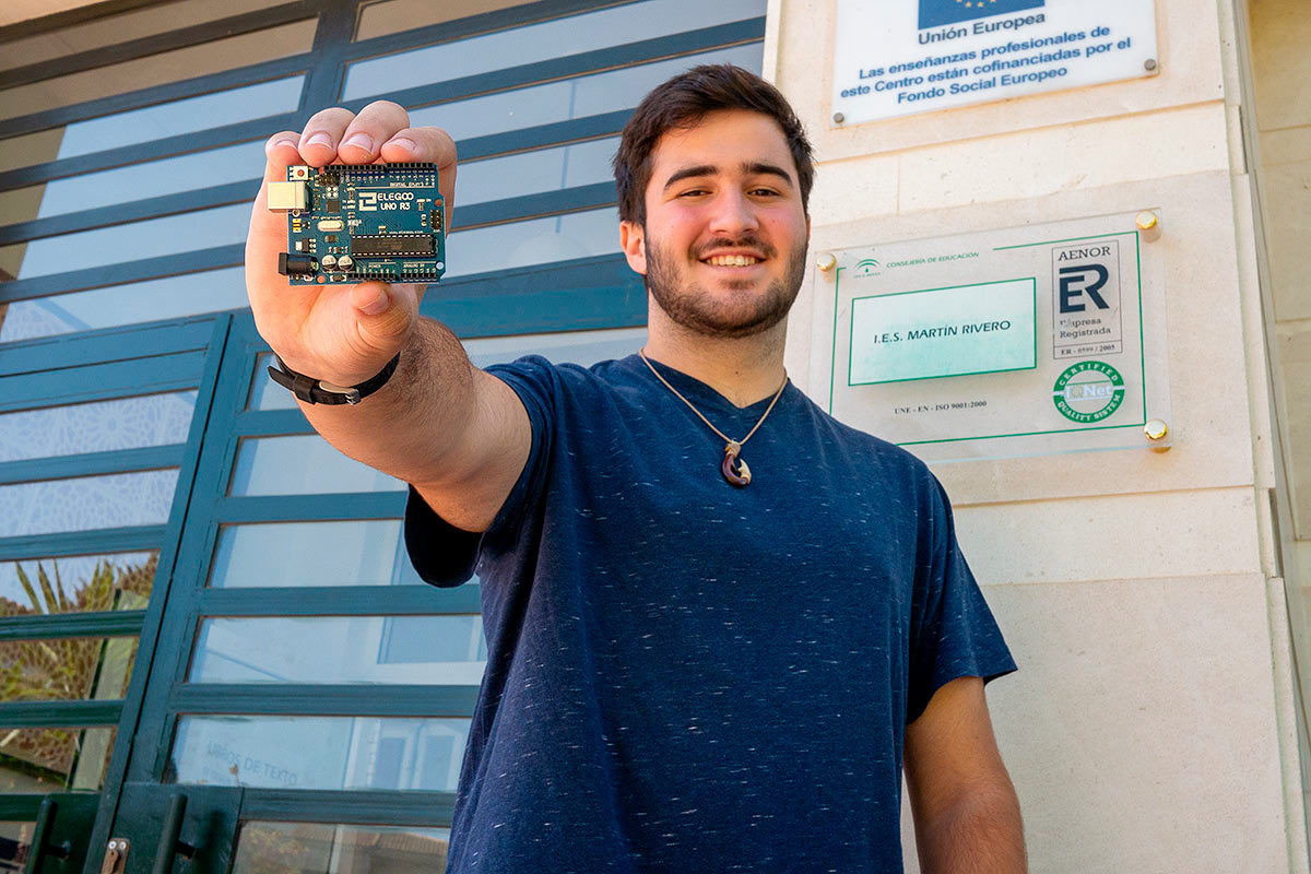 Iker Gálvez muestra una placa como la que utilizará en su proyecto a las puertas del I.E.S Martín Rivero.