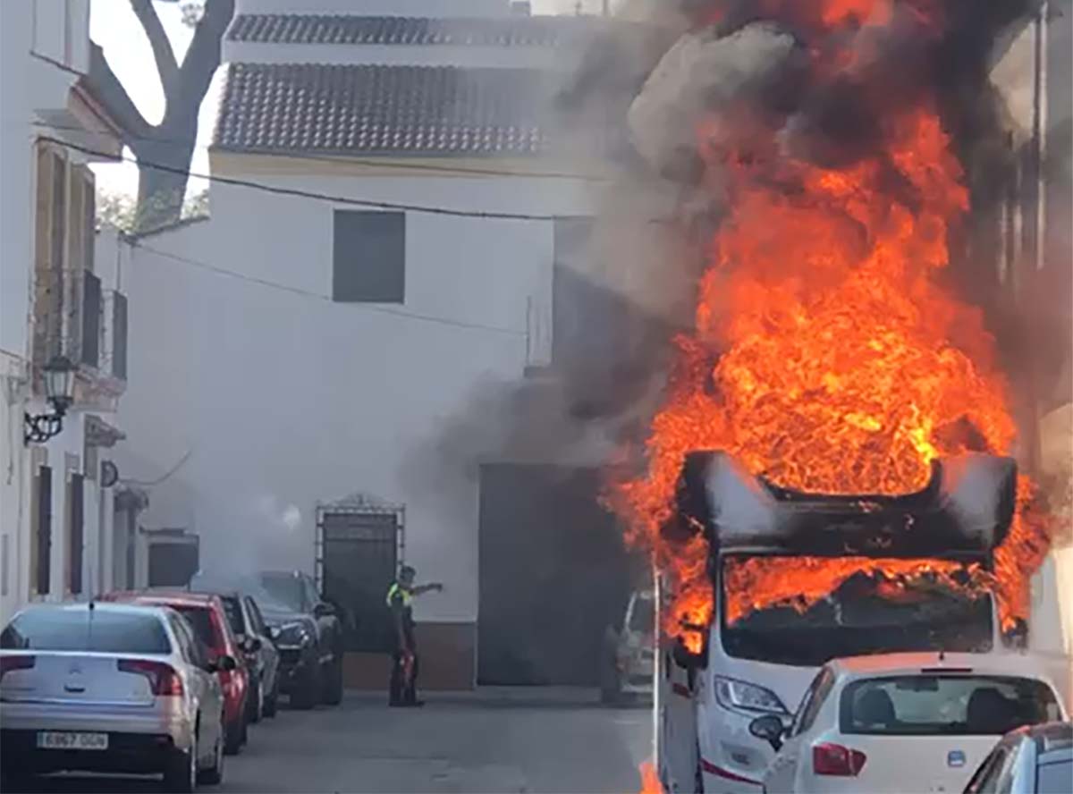 El presunto pirómano ha incendiado al menos ocho vehículos en una misma tarde.