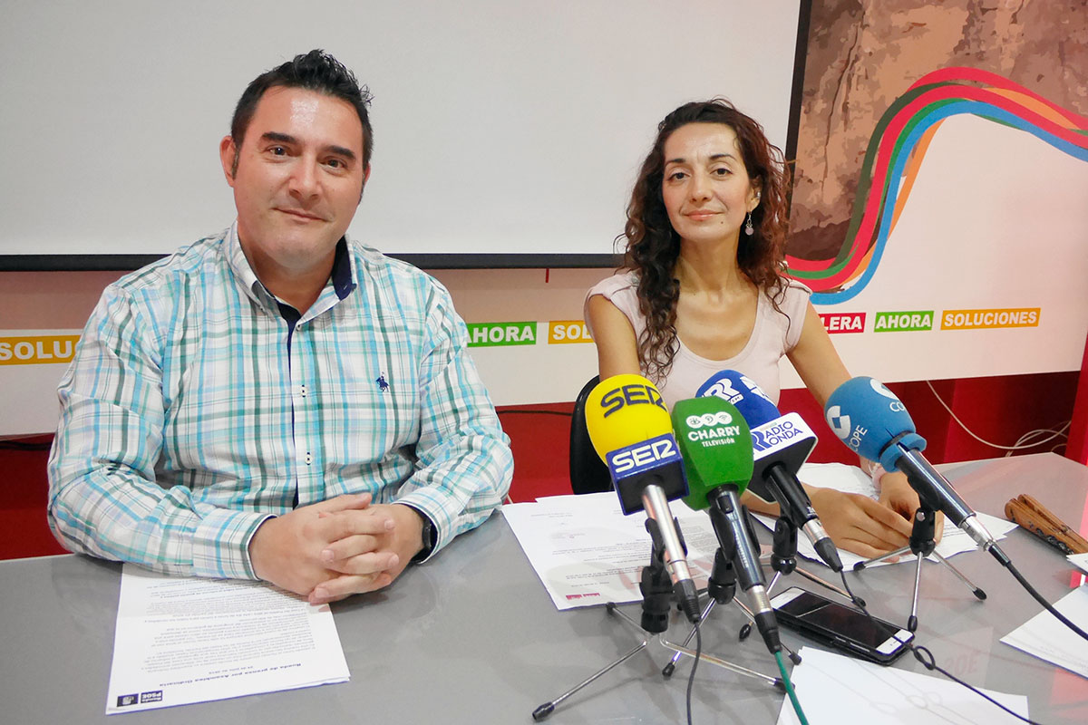 Los concejales socialistas Juan Carlos González y Fátima Fernández, en rueda de prensa.