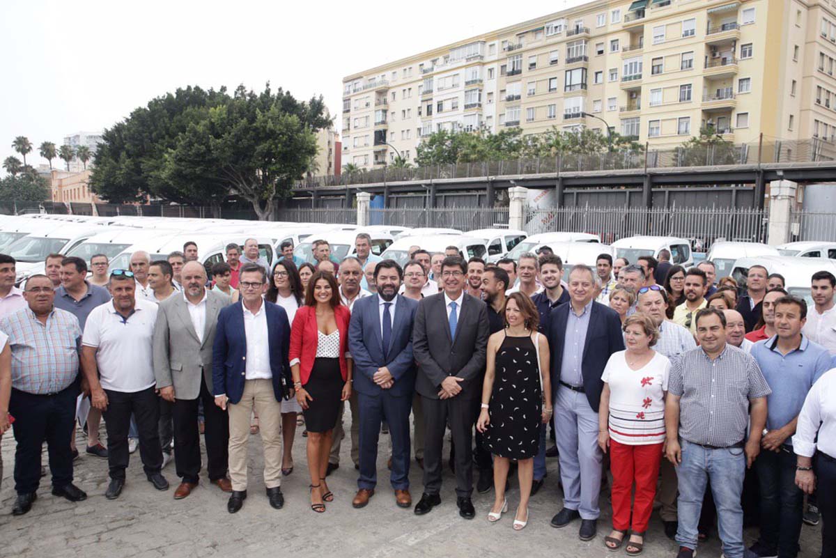 El vicepresidente del Gobierno andaluz con otros cargos de la Junta y alcaldes de la comunidad autónoma.