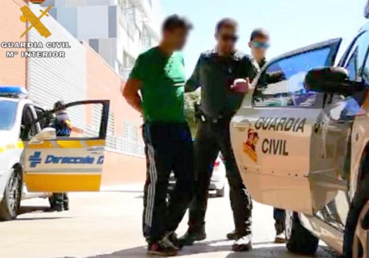 Momento en el que la Guardia Civil detiene a uno ce los infractores.