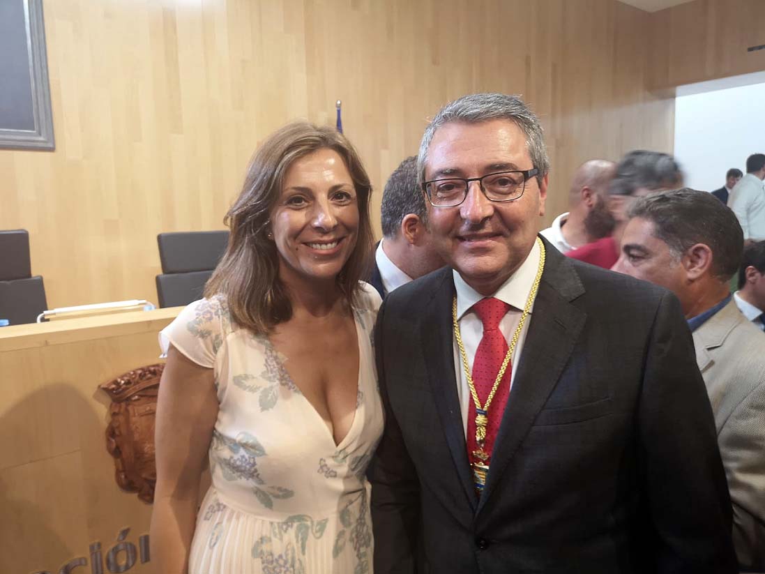 Maripaz Fernández y Francisco Salado al finalizar el pleno de investidura en la Diputación.