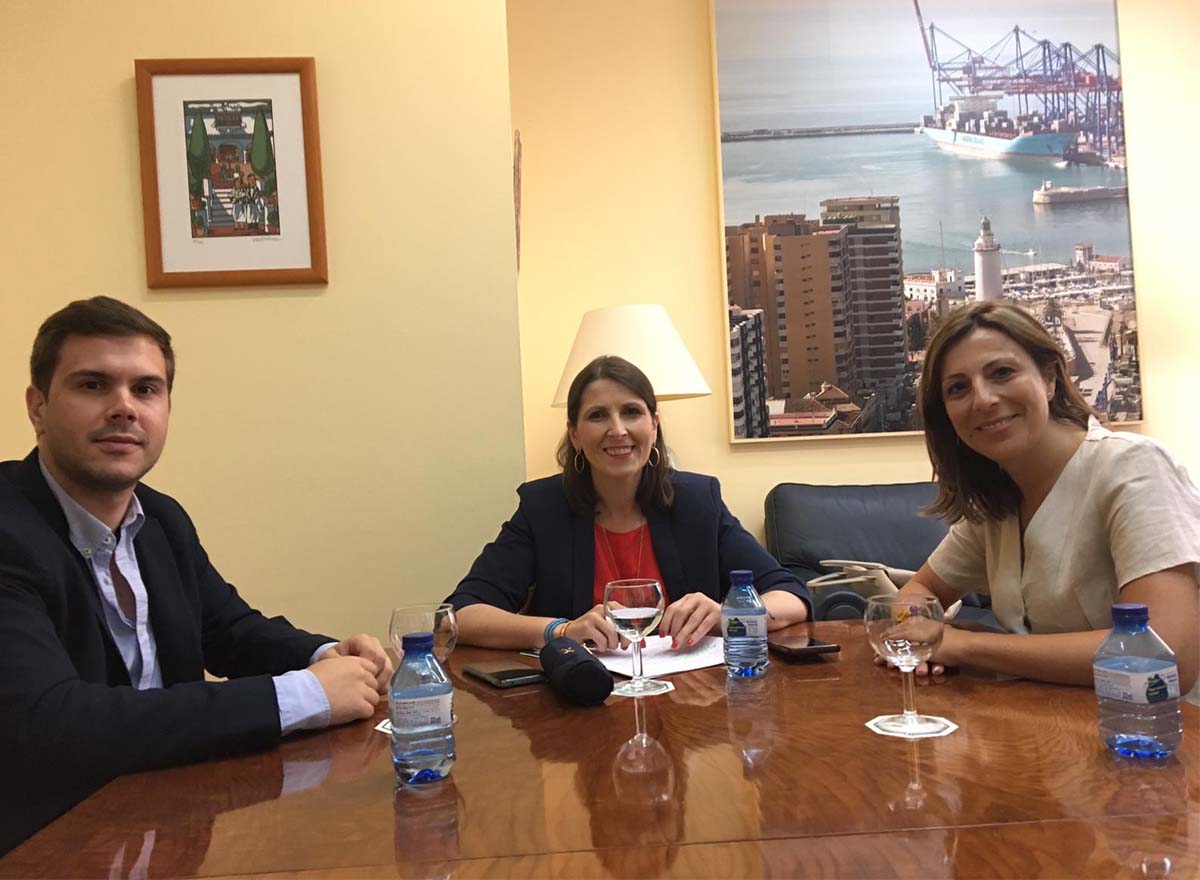 La alcaldesa, el concejal de Educación y la delegada territorial de Educación en la reunión mantenida en Málaga.