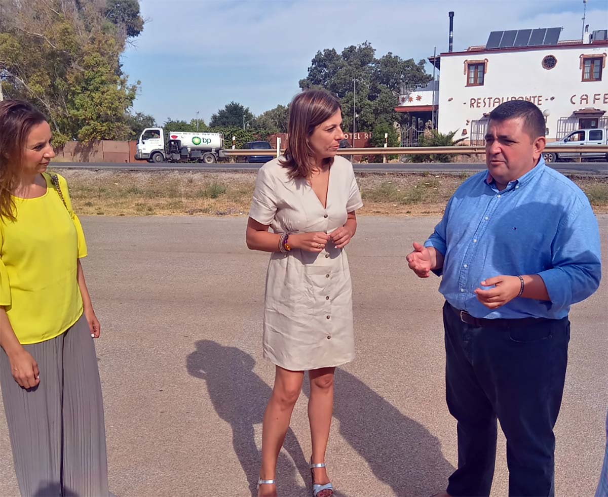 La alcaldesa y la edil de Obras junto al técnico de Carreteras de la Delegación Territorial de Fomento en Málaga de la Junta.