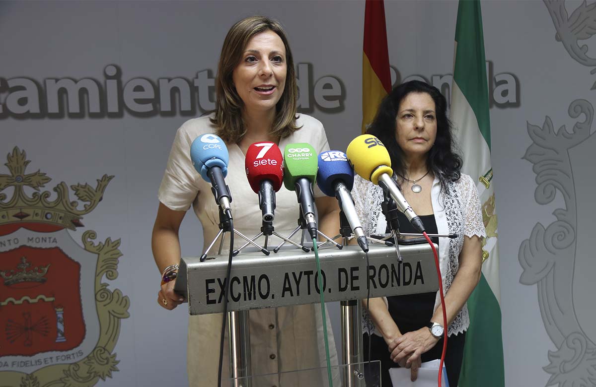 La alcaldesa con la segunda teniente de alcalde ampliando la información referente al Hospital de Crónicos de Ronda.