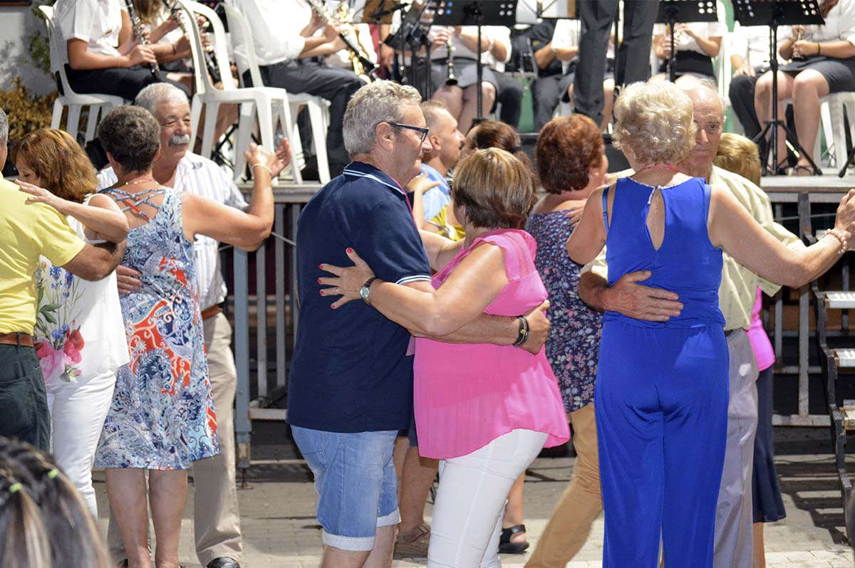 Numerosos vecinos disfrutaron de los pasodobles y de animaron a bailar en la plaza.