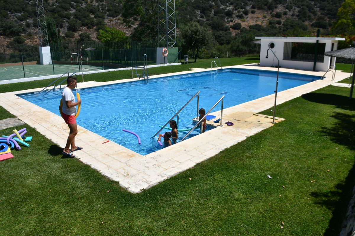 La piscina abre todos los días de 12:00 a 20:00.