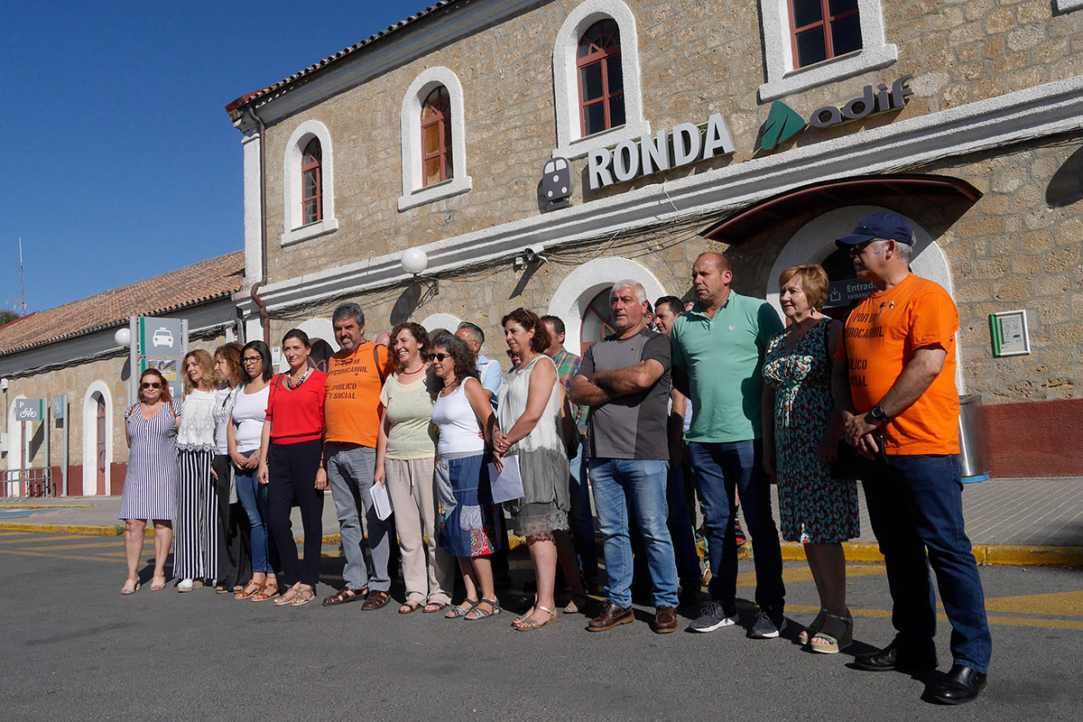 La plataforma se ha presentado frente a la estación de ferrocarriles de Ronda.